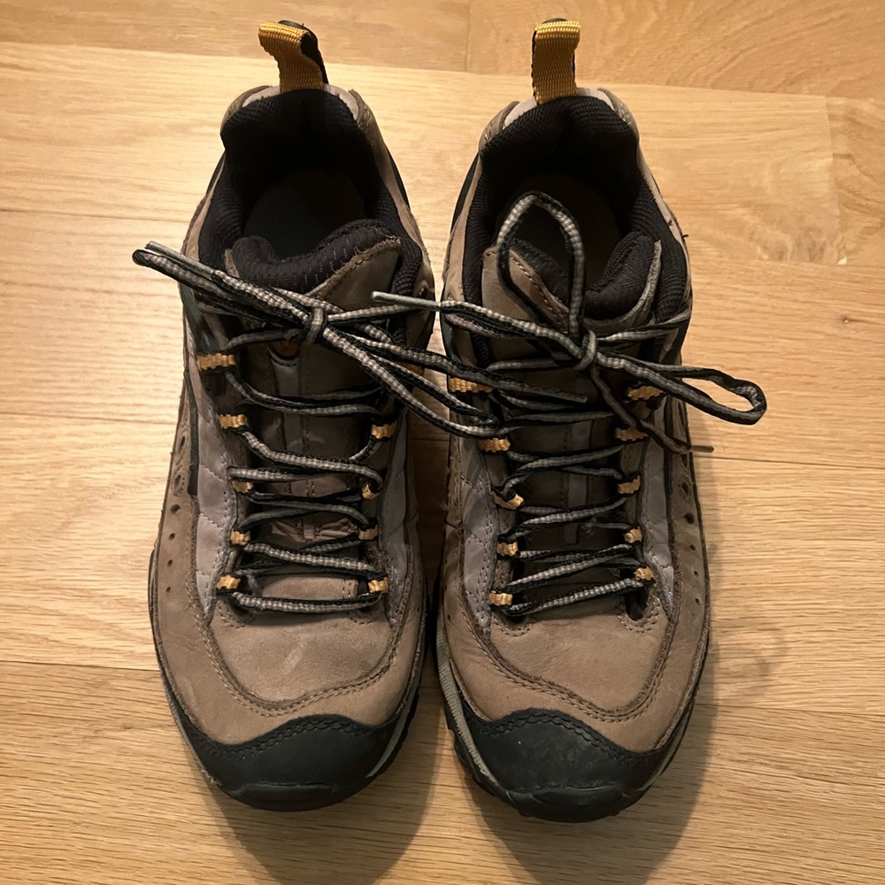 Women’s Merrell hiking boots in excellent condition!